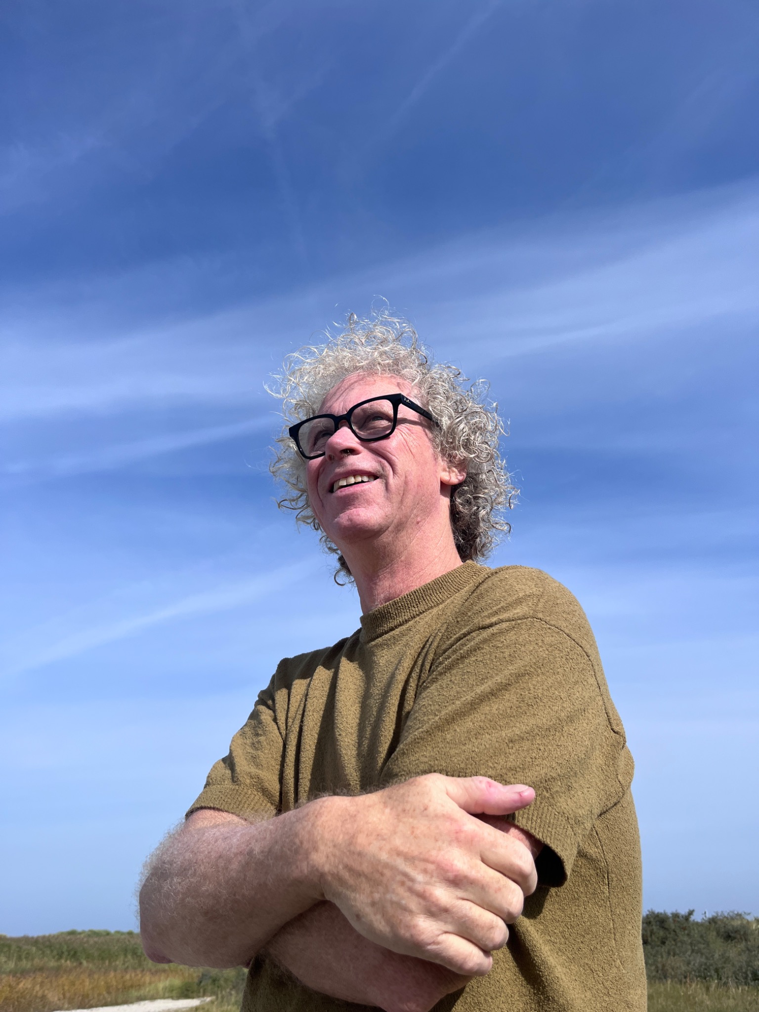 Henk de Vries buiten onder een blauwe lucht